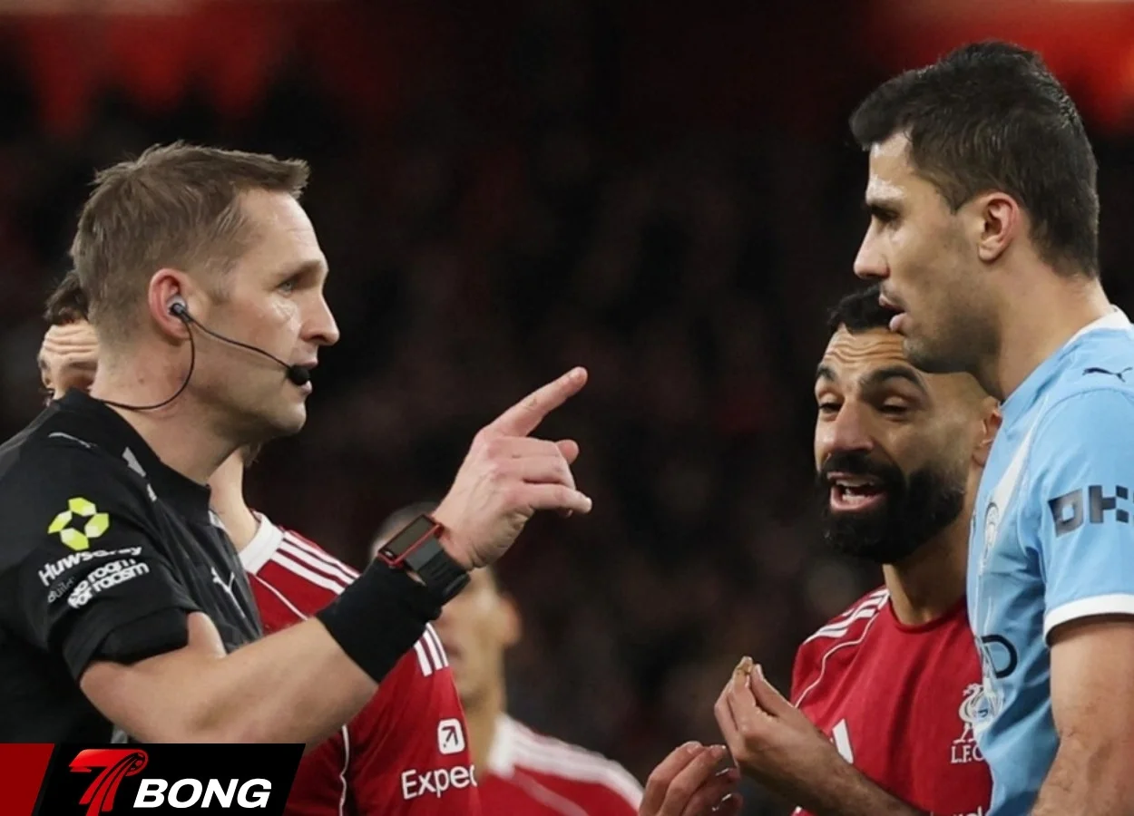 Trọng tài Pawson ra quyết định hủy bàn thắng