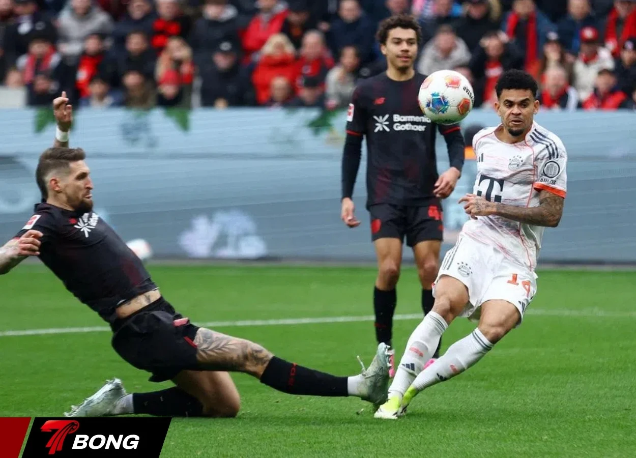 Trọng tài tham khảo VAR nhiều lần trong trận