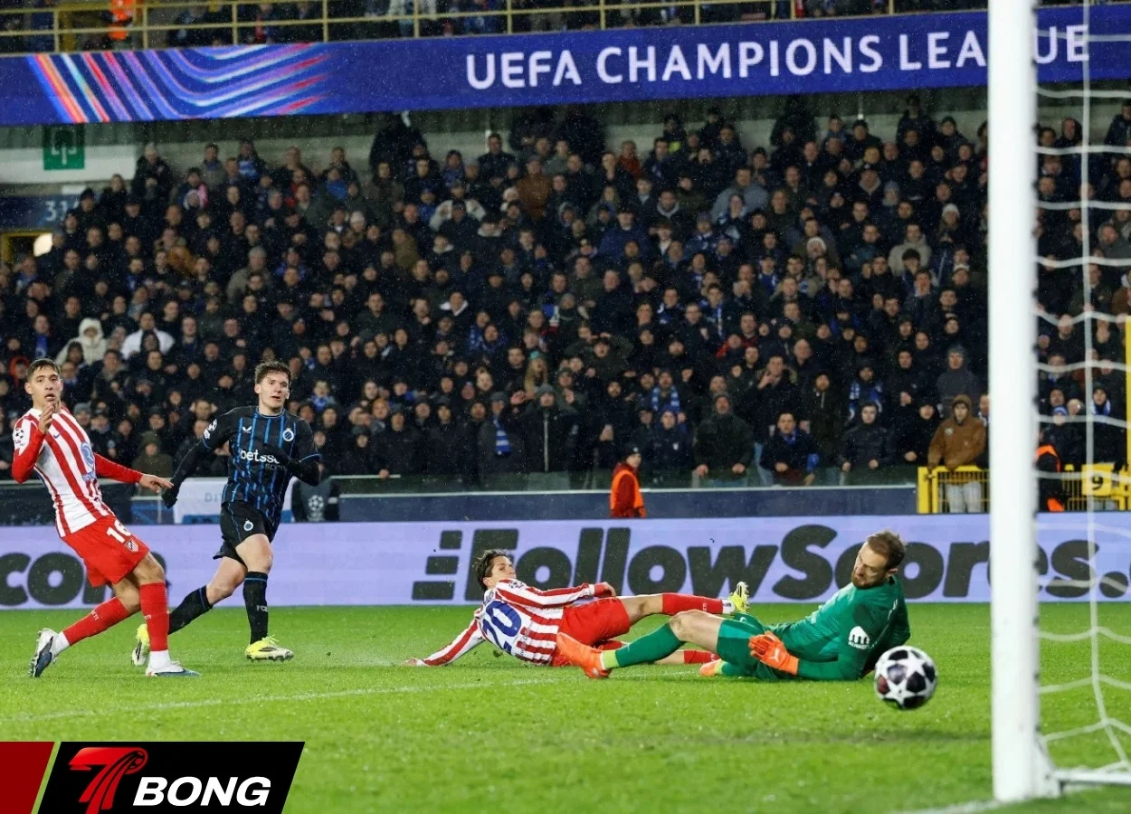 Tzolis ghi bàn gỡ hòa 3-3 phút 89