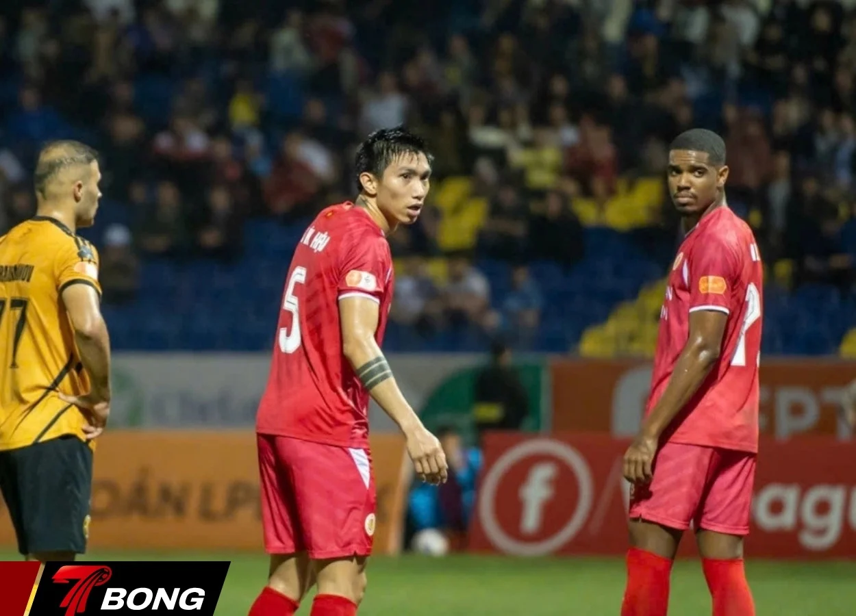 Văn Hậu ghi siêu phẩm từ cự ly xa đẹp mắt