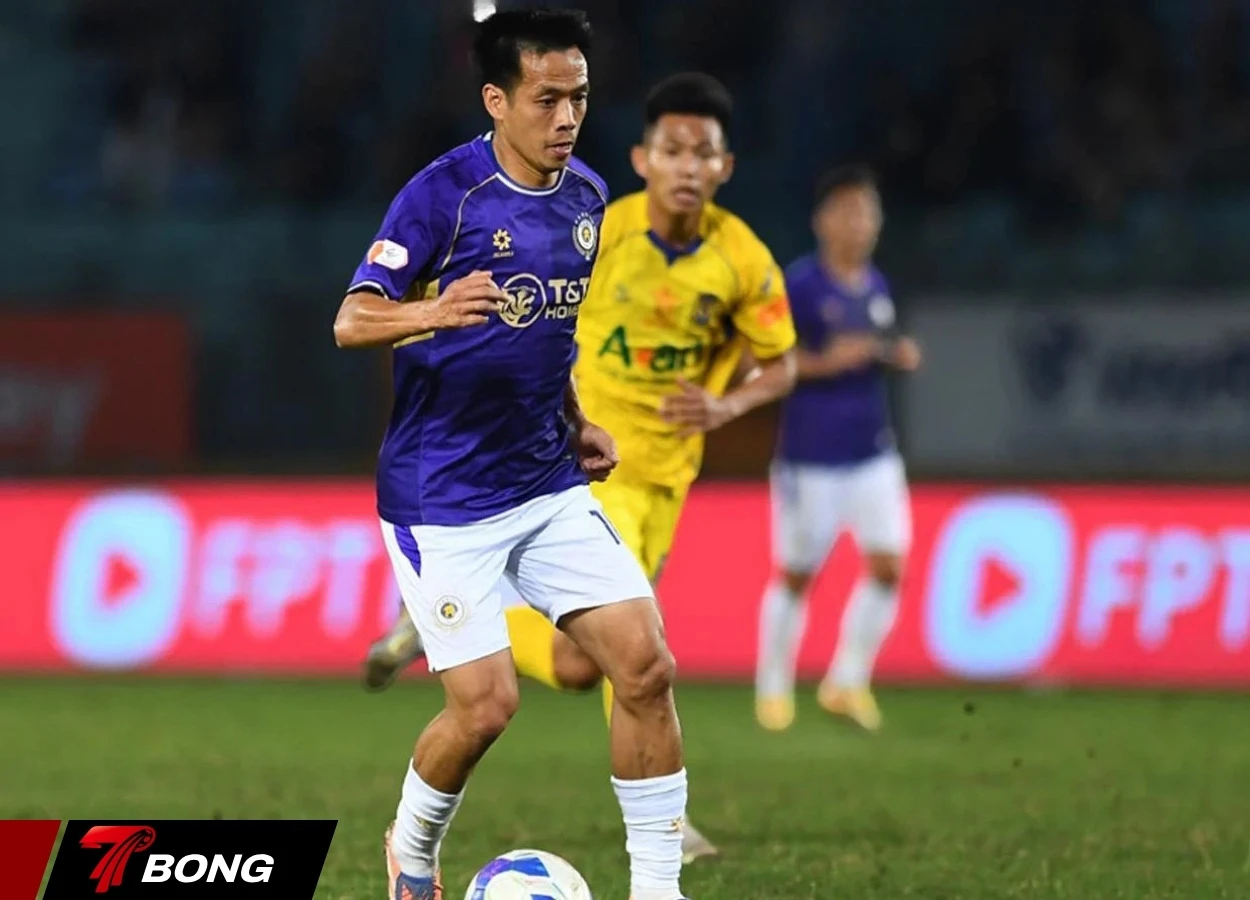 Văn Quyết thực hiện thành công quả penalty