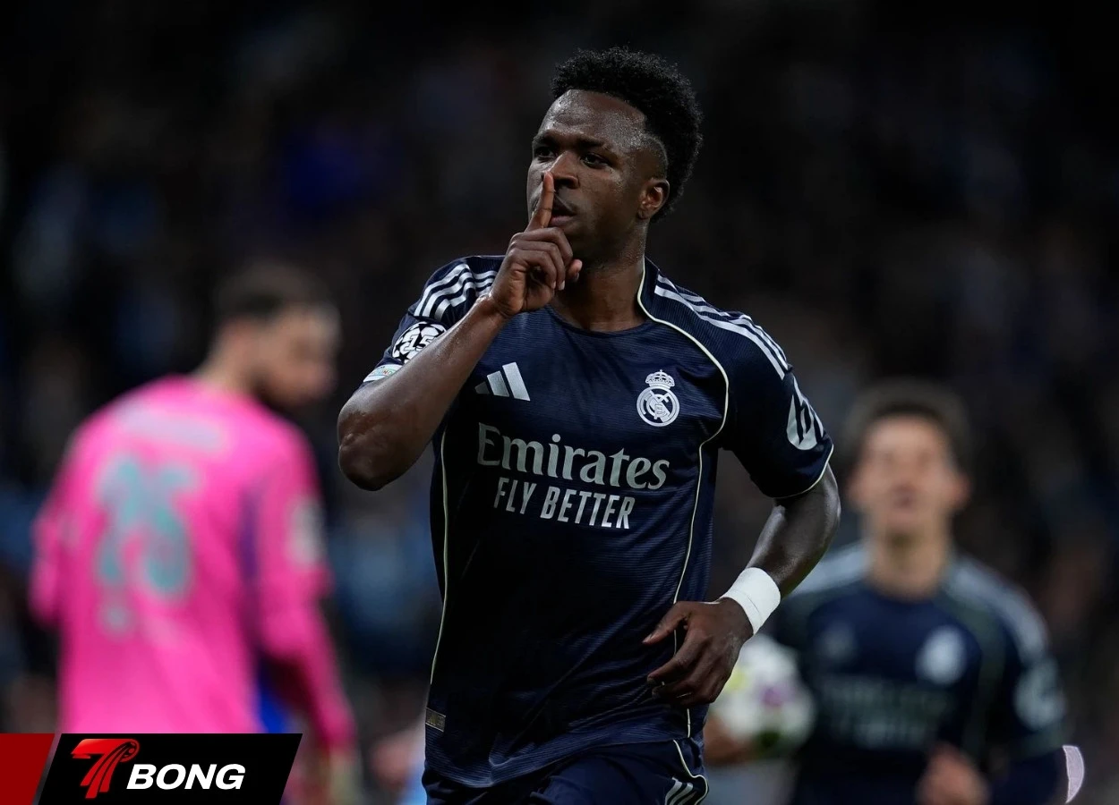 Vinicius ghi cú đúp vào lưới Man City