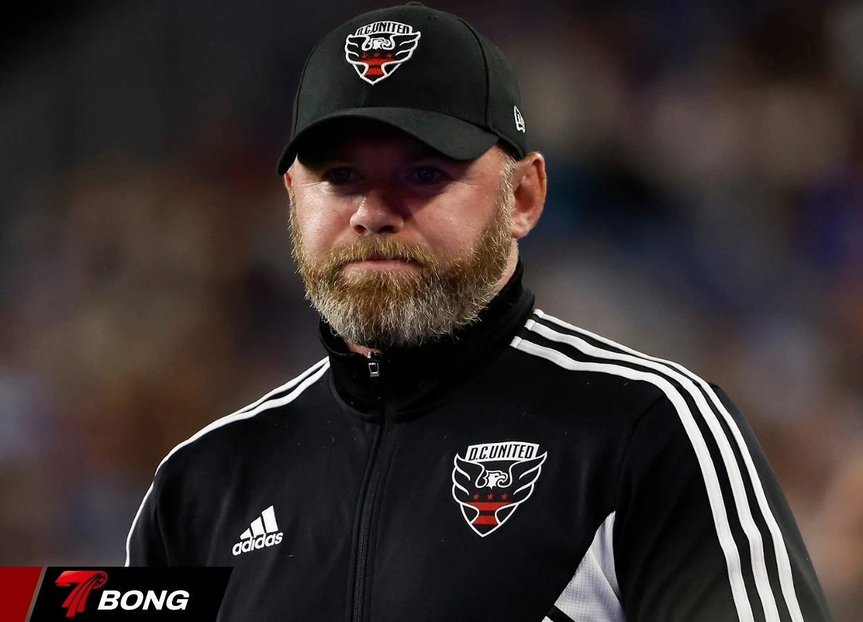 Wayne Rooney cổ vũ con trai trên khán đài