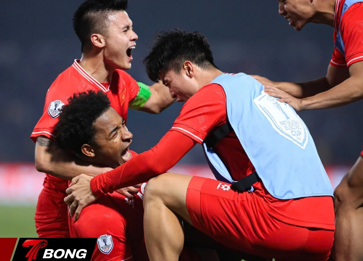 Xuân Son cùng đồng đội ăn mừng chiến thắng