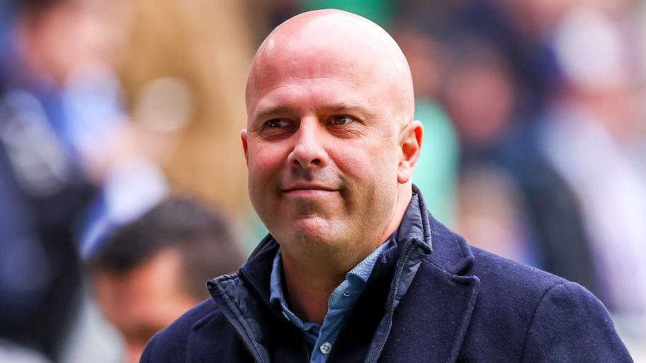 HLV-Arne-Slot-va-nhung-quyet-dinh-kho-khan