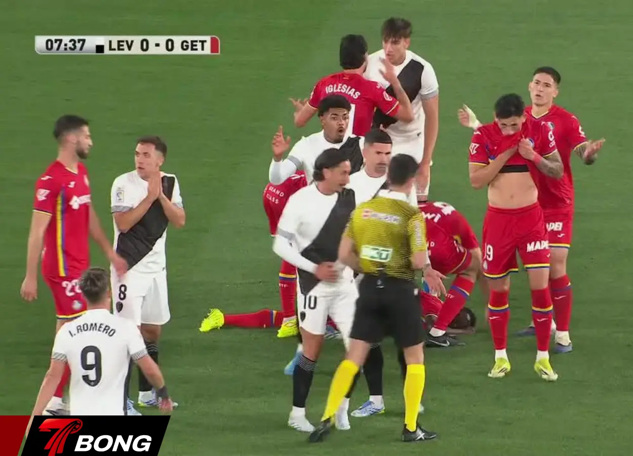 Hàng loạt thẻ đỏ được rút ra nhằm cảnh báo những cái đầu nóng trên sân