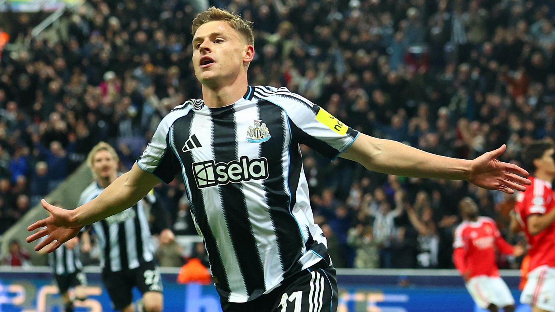 Harvey Barnes tỏa sáng