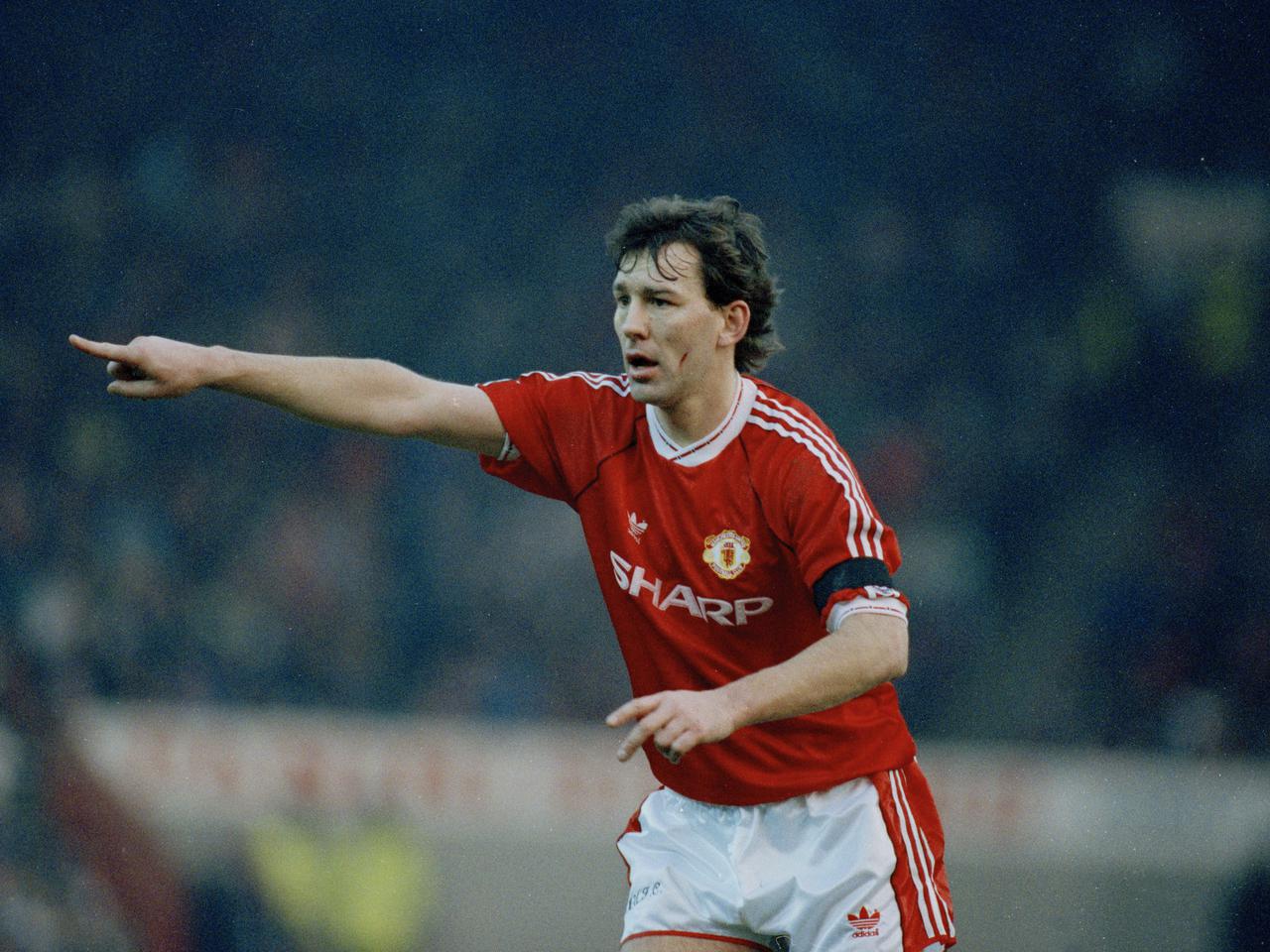 Huyền thoại Bryan Robson thời còn thi đấu cho MU