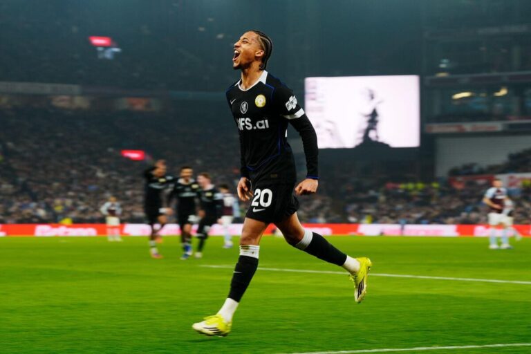 Joao Pedro tỏa sáng