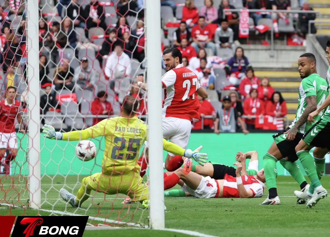 Juan Hernandez níu giữ trận đấu cho Real Betis