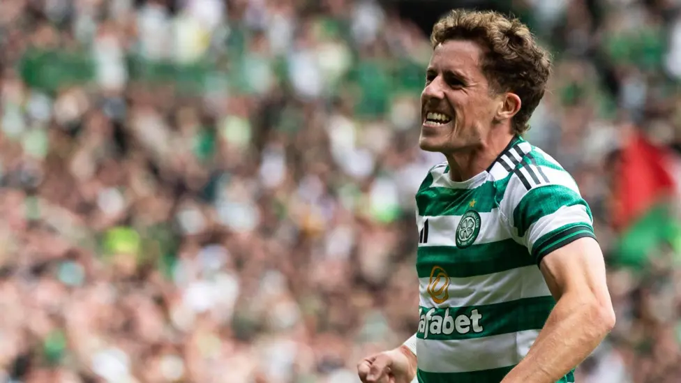 Luke McCowan mở màn với bàn thắng đầu tiên