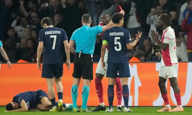 Mamadou Coulibaly nhận thẻ đỏ