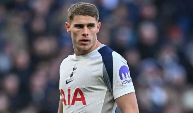 Micky van de Ven về Camp Nou