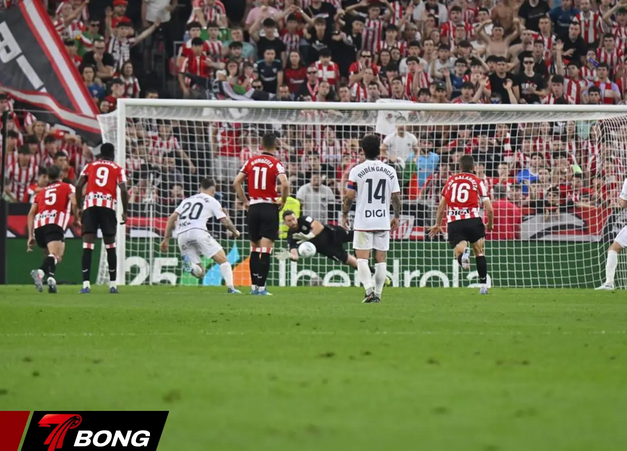 Osasuna thi đấu hết mình nhằm tìm bàn gỡ nhưng bị Unai Simon khuất phục