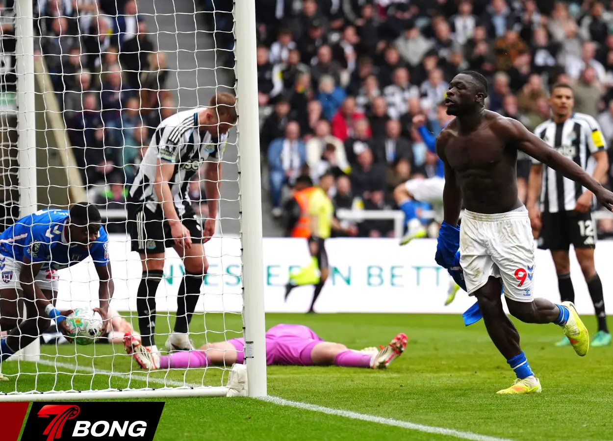 Sunderland sẽ mang đến đối trọng Brian Brobbey nhằm giữ thế cân bằng cho trận đấu