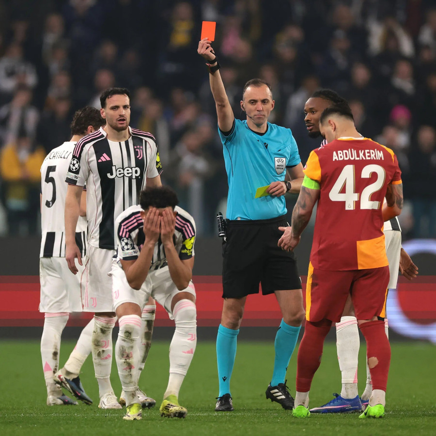 Thẻ đỏ tai hại của Lloyd Kelly khiến Juventus điêu đứng