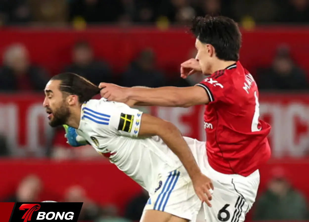 Thẻ đỏ trực tiếp đuổi Lisandro Martinez, khiến MU phải thi đấu thiếu người