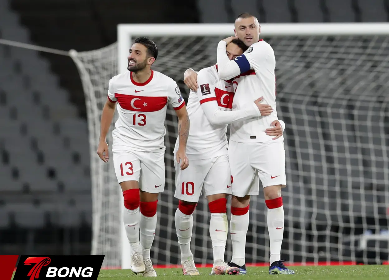 Turkiye xếp nhì bảng E với 13 điểm