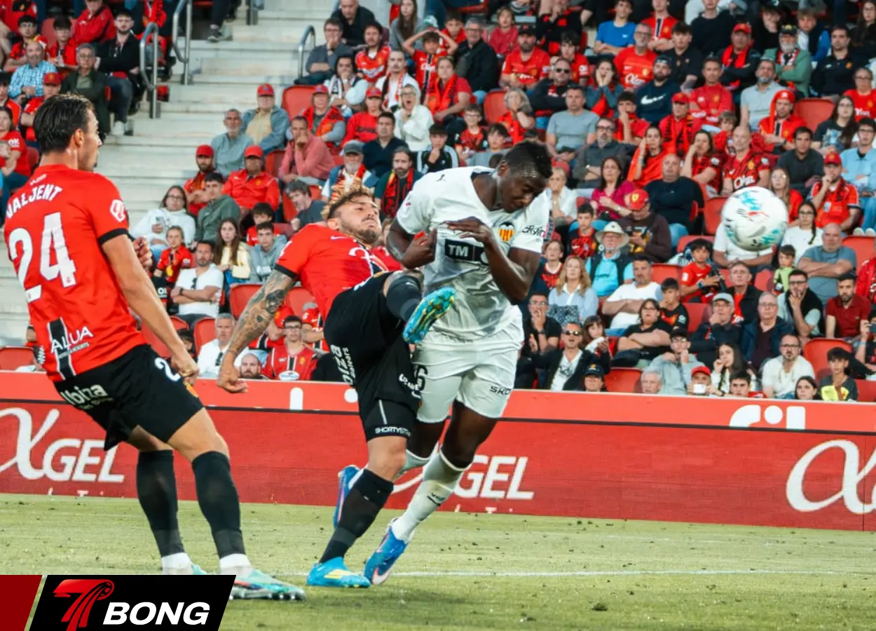 Umar Sadiq ghi bàn giúp Valencia giữ lại trận đấu