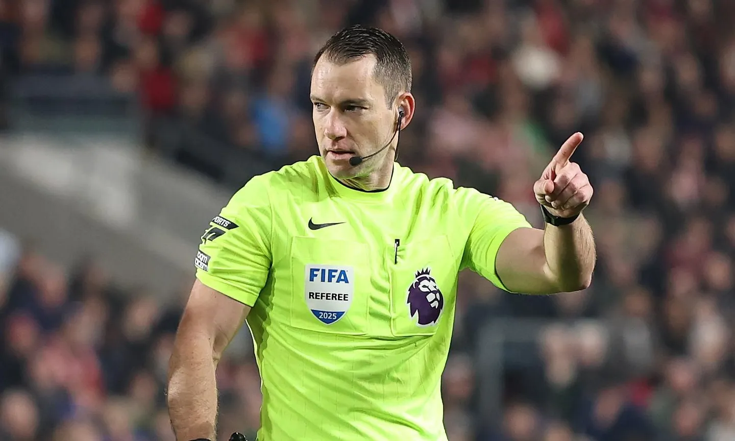 Vị vua áo đen tai tiếng