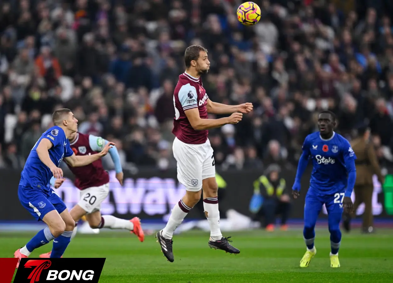 West Ham và Everton trong một pha tranh chấp quyết liệt tại vòng đấu Ngoại hạng Anh.