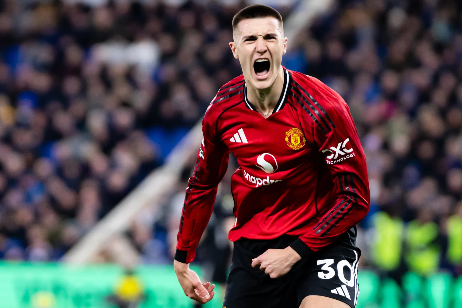 Benjamin Sesko giữ sạch lưới trong trận gặp Everton