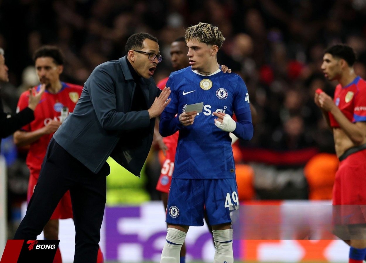 Liam Rosenior và cách chỉ đạo lạ lùng