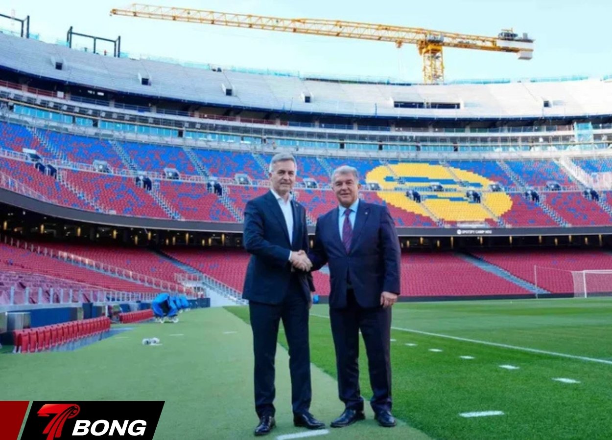 Hai ứng viên chủ tịch Victor Font và Joan Laporta tại sân Nou Camp vừa được đại tu