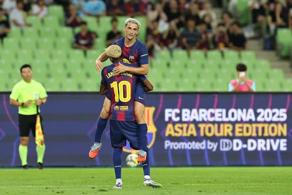 Barcelona xác nhận không ký hợp đồng thay thế cho tiền vệ sau chấn thương dài hạn
