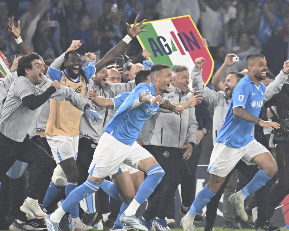 Napoli đoạt Scudetto Serie A nhờ siêu phẩm của Scott McTominay đánh bại Cagliari