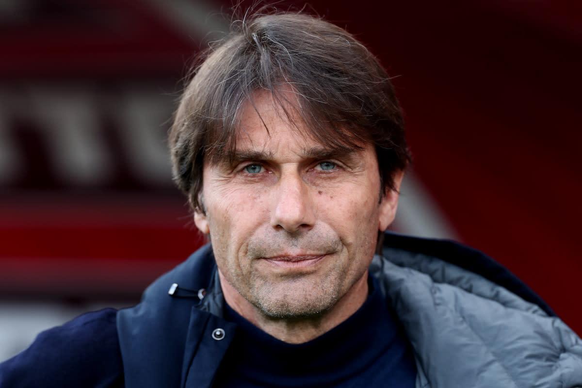 Conte tiến gần hơn ở lại Napoli khi chiến lược của Juventus vẫn chưa rõ ràng