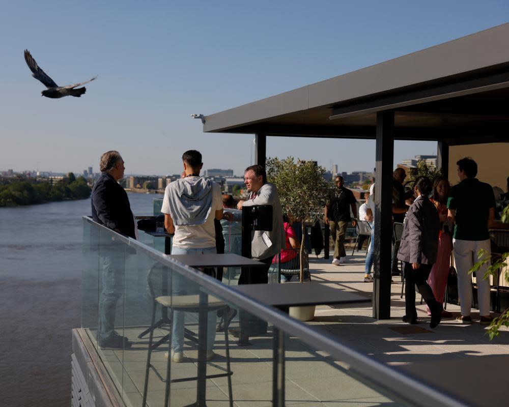 Sự Xa Hoá Bên Dòng Thames: Khán Đài Riverside Mới Của Fulham Đứng Ở Một Đẳng Cấp Khác Biệt