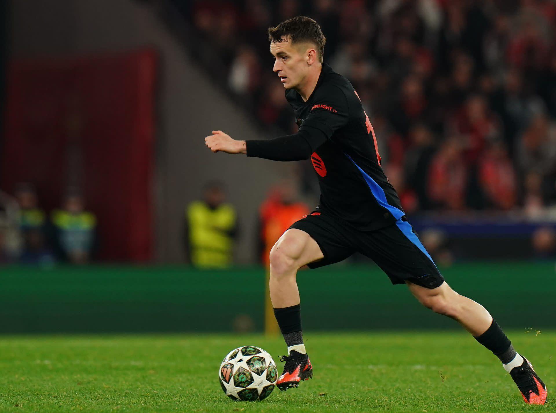 MU tham gia cuộc đua giành tiền vệ Barcelona với điều khoản giải phóng 100 triệu euro