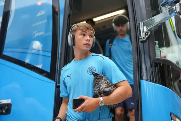 Trung vệ Manchester City 'mong muốn rời sân Etihad vĩnh viễn' hè này