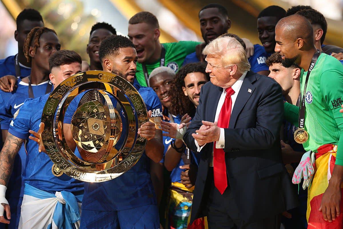 Cầu thủ Chelsea phản ứng trước sự xuất hiện kỳ lạ của Donald Trump tại lễ trao cúp Club World Cup