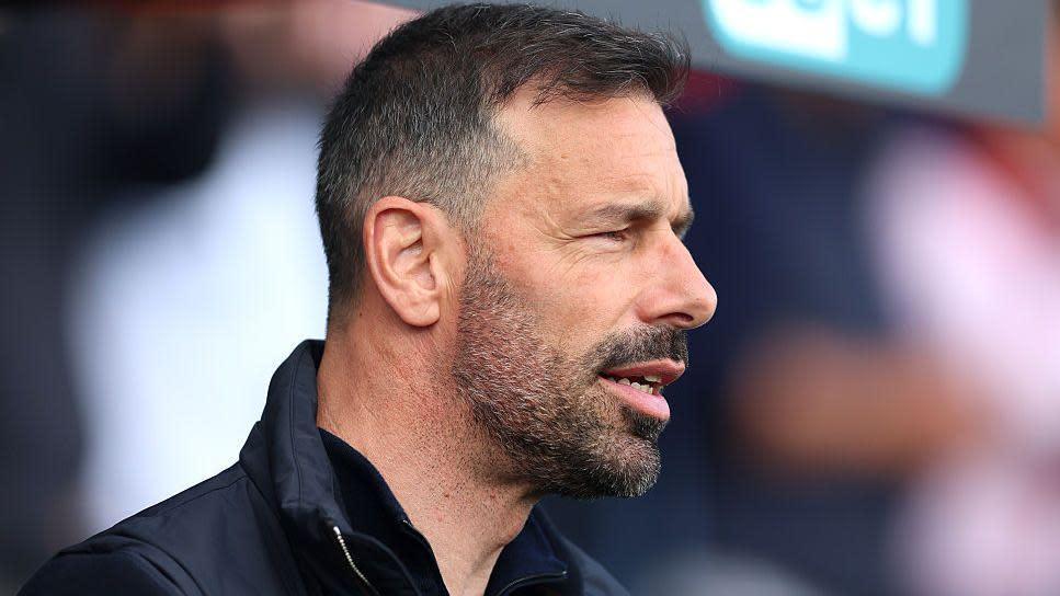 Chưa có cuộc đàm phán nào về tương lai của HLV Van Nistelrooy