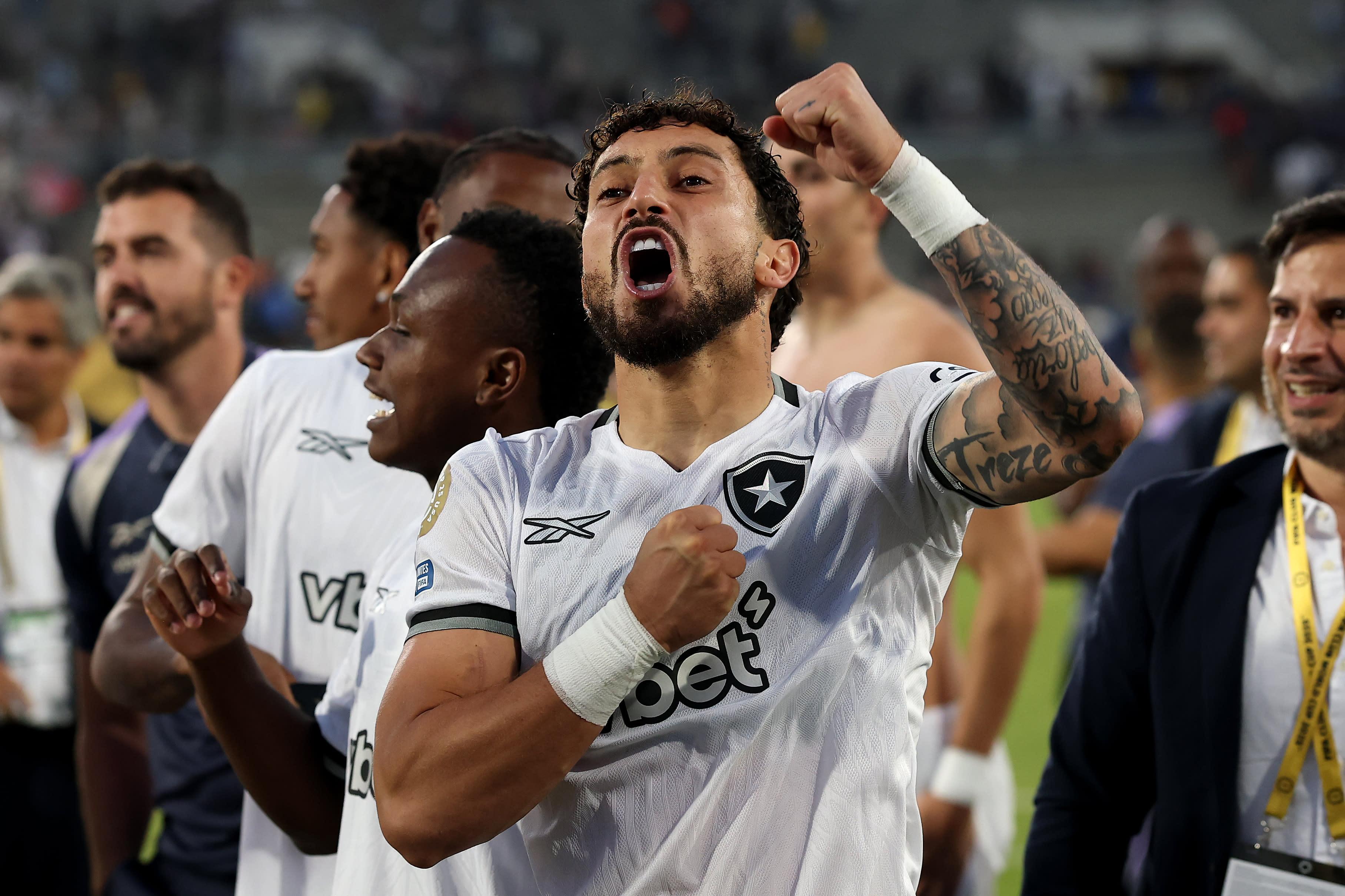 🥇 Cúp CLB Thế giới: Veiga được VAR cứu thoát, Thời của Botafogo