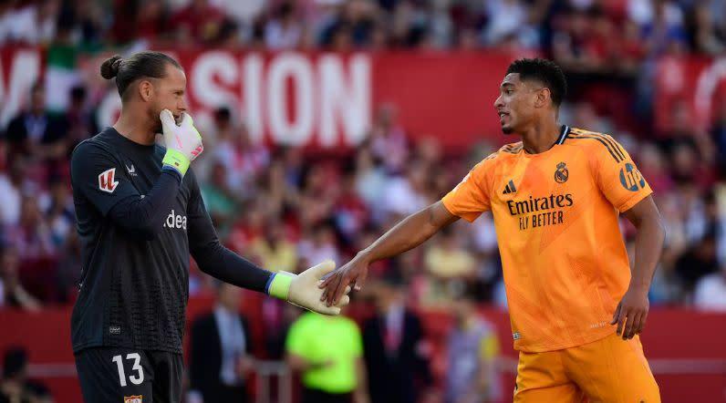 Real Madrid vượt qua Sevilla 9 người trong trận làm khách cuối cùng của HLV Carlo Ancelotti