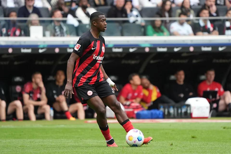 Liverpool chăm chú theo dõi cuộc đàm phán hợp đồng của hậu vệ 45 triệu euro