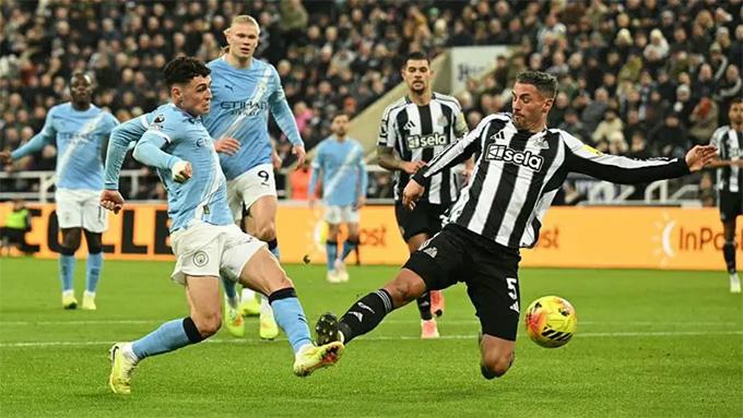 Mổ xẻ hai tình huống gây tranh cãi trong cuộc đối đầu giữa Newcastle và Man City