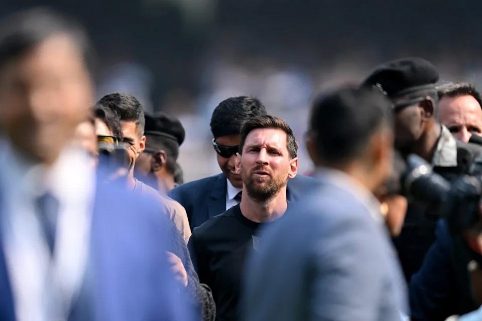 Cổ động viên Ấn Độ hô khẩu hiệu chống Real Madrid khi Messi, Suarez thăm Mumbai