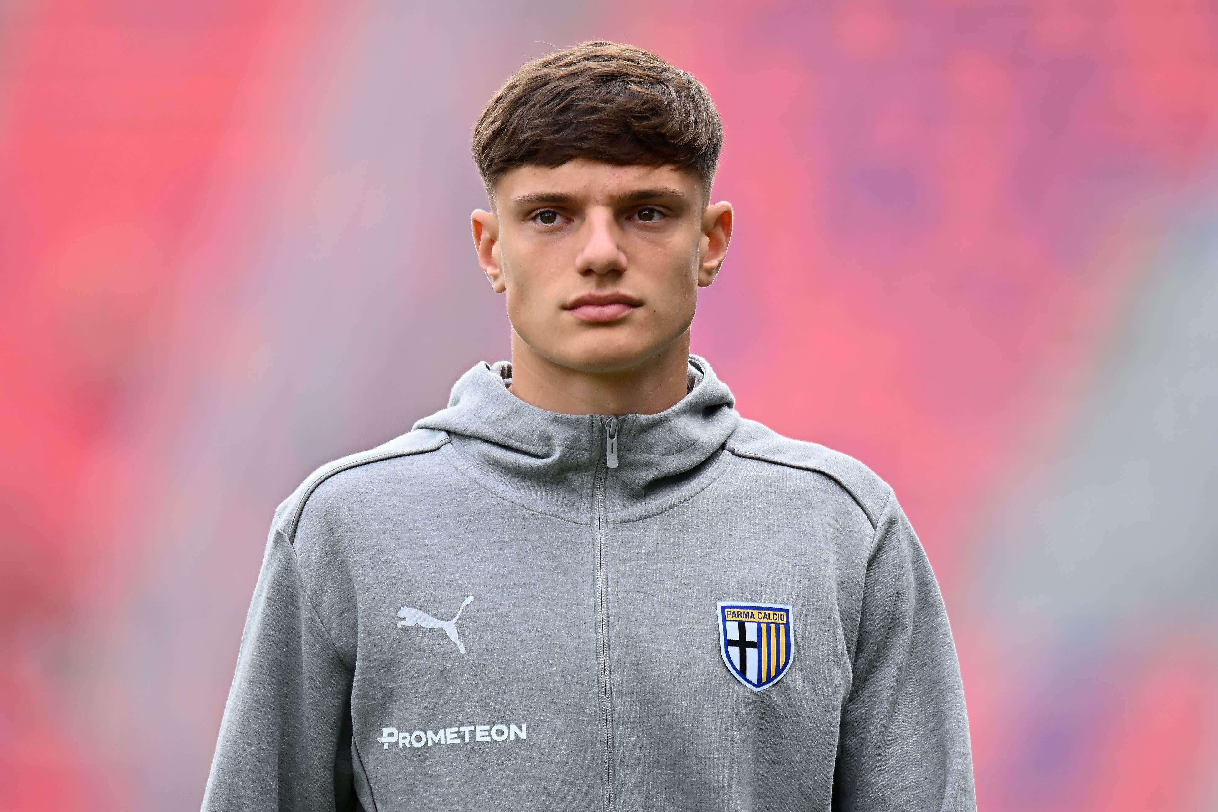 Tin báo - Inter Milan Có Thể Làm Hấp Dẫn Hơn Thương Vụ Cho Hậu Vệ Trẻ Parma Bằng Đề Nghị Cầu Thủ + Tiền