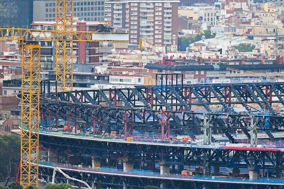 Barcelona cân nhắc hoãn việc trở lại Camp Nou đến tháng 11 và tiếp tục tại Montjuic