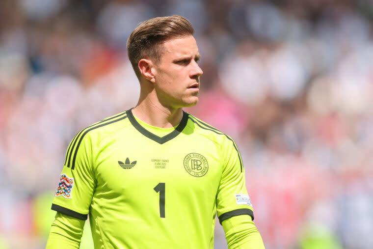 Ter Stegen bị tước băng đội trưởng Barcelona vì tranh chấp y tế