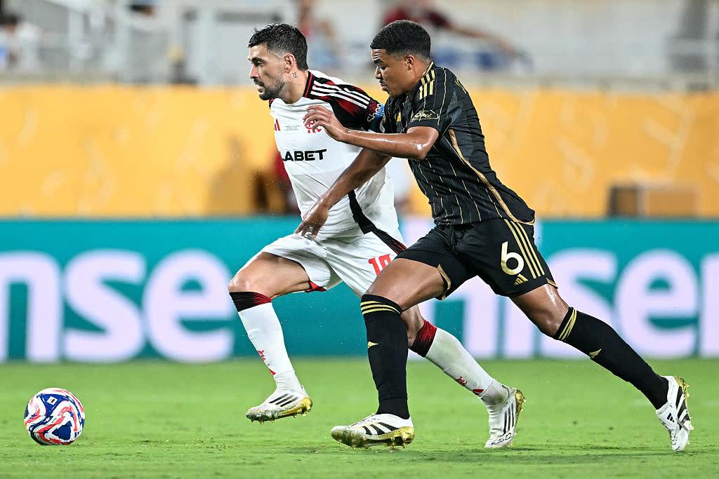 📹 Flamengo dội cột, hòa Los Angeles ở lượt cuối vòng bảng