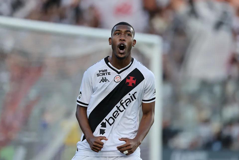 Manchester United Muốn Chiêu Mộ Tài Năng Trẻ Rayan Vào Tháng Một: Đầu Tư Cho Tương Lai?