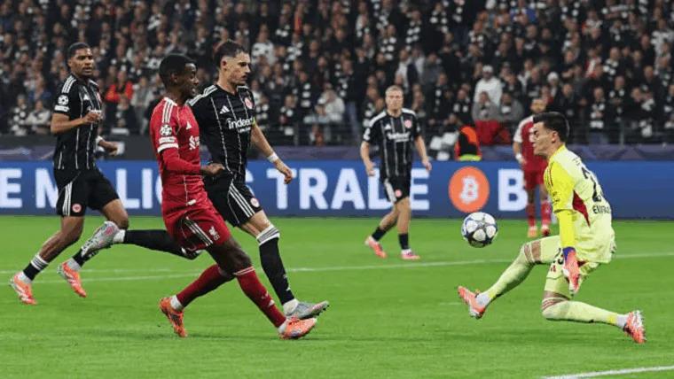 Arne Slot tiết lộ lo ngại chấn thương khi Isak phải rời sân sớm trong chiến thắng của Liverpool trước Frankfurt