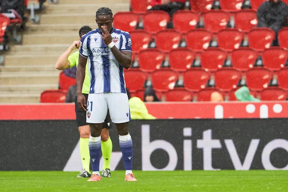 Real Madrid Nóng Lòng Chiêu Mộ Tiền Đạo La Liga Này: Một Tài Năng Cho Tương Lai?