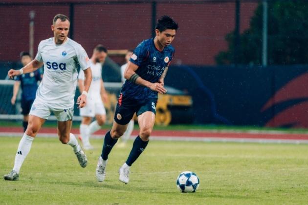 Văn Hậu đá chính và cầm băng thủ quân, dẫn dắt CAHN trong trận giao hữu