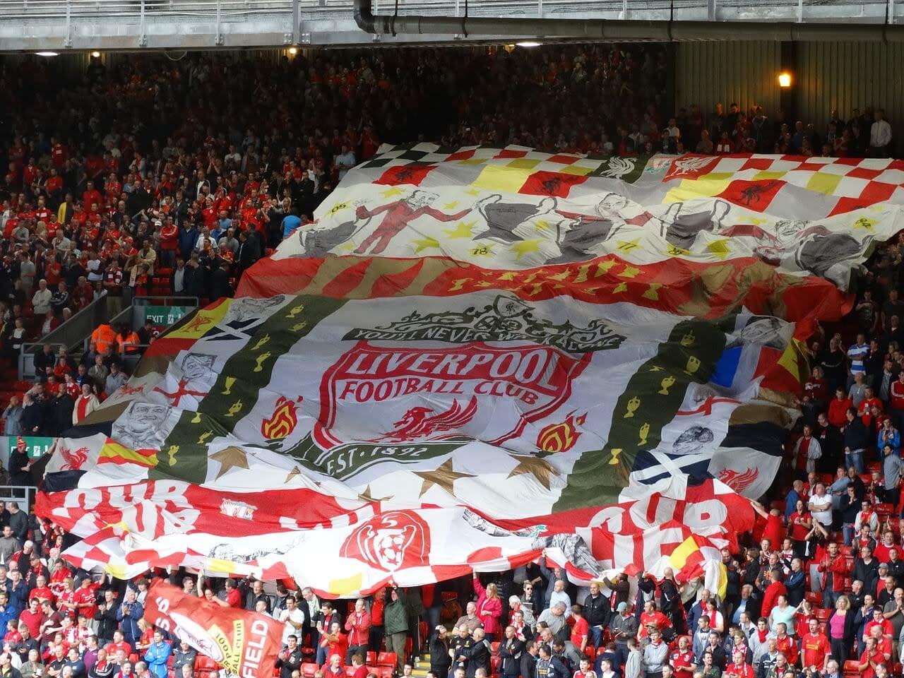 CĐV Liverpool Ăn Mừng Danh Hiệu Với Thông Điệp Manchester Không Thể Làm Ngơ